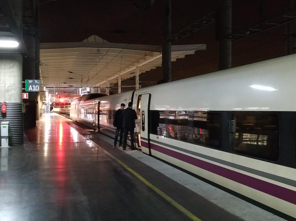 El AVE con destino Huesca parado en la Estación de Atocha, en Madrid.