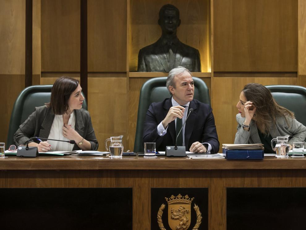 Jorge Azcón, mirando a la bancada de la izquierda durante el pleno de este viernes.