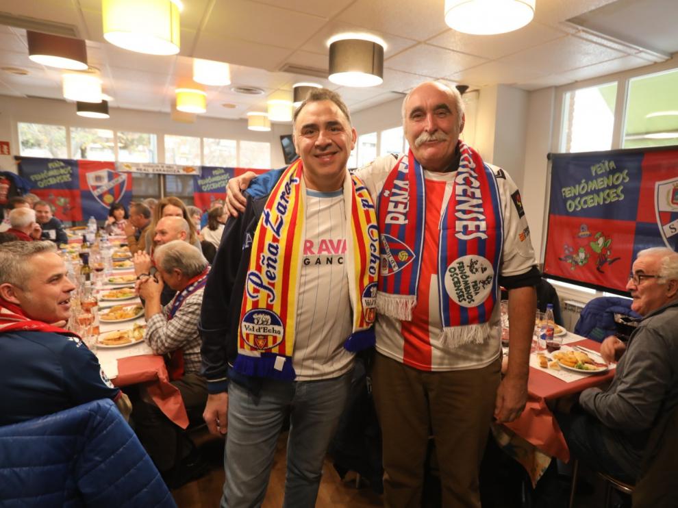 Las aficiones de ambos equipos han celebrado una comidad de hermandad en Huesca, horas antes de que comience a celebrarse el partido que enfrentará a la SD Huesca con el Real Zaragoza.