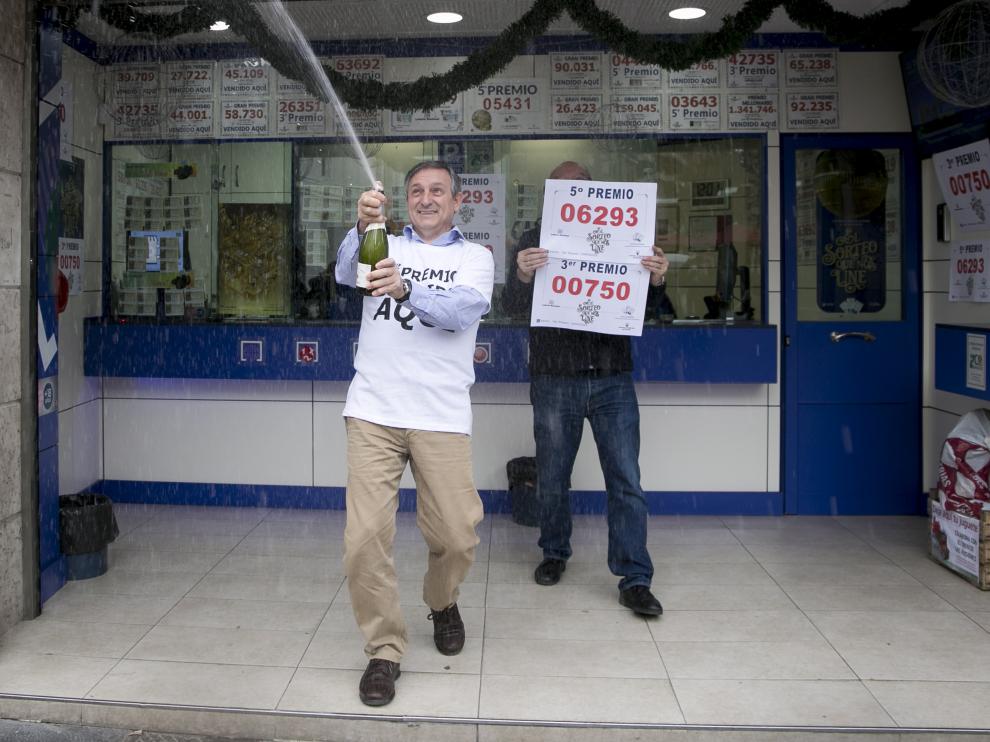 Alejandro Aznar, de lotería del Rosario, celebra el tercer premio que ha repartido hoy.