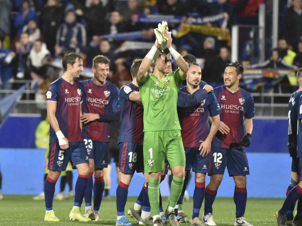 Los jugadores de la SD Huesca agradecen el apoyo de la afición tras el derbi con el Real Zaragoza.