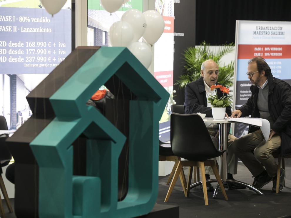 Un expositor oferta vivienda nueva en Zaragoza en la última feria del sector celebrada en la capital aragonesa.