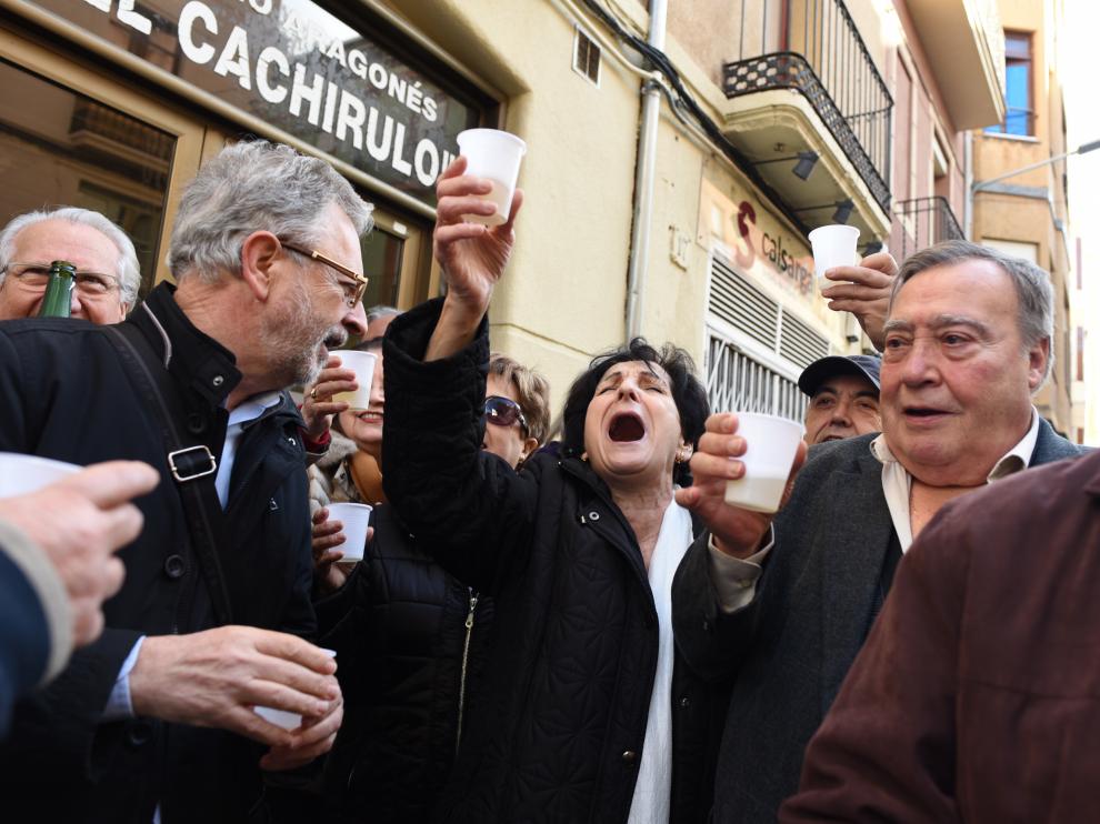 Celebración del Gordo de la Lotería de Navidad en el centro aragonés 'El Cachirulo' de Reus.