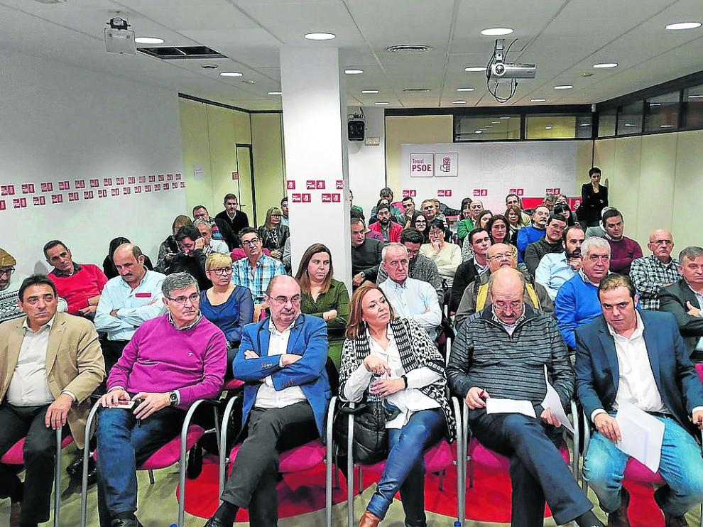 Javier Lámbán y Mayte Pérez, en el centro, en la reunión del comité provincial del PSOE en Teruel.