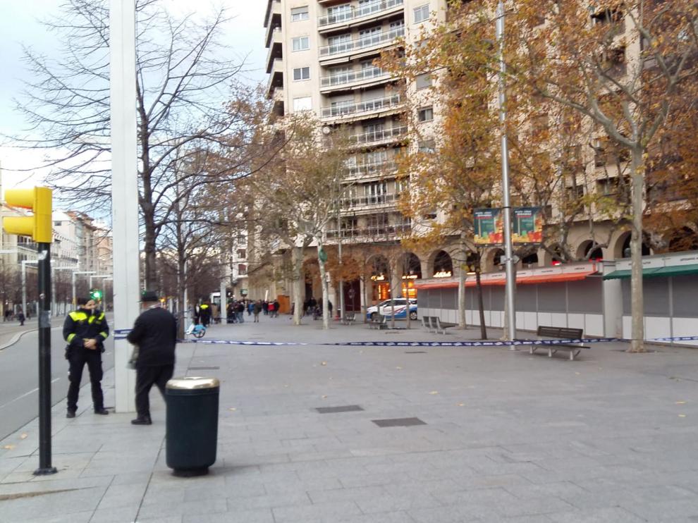La Policía Local de Zaragoza ha acordonado la plaza de Aragón por el fuerte viento.