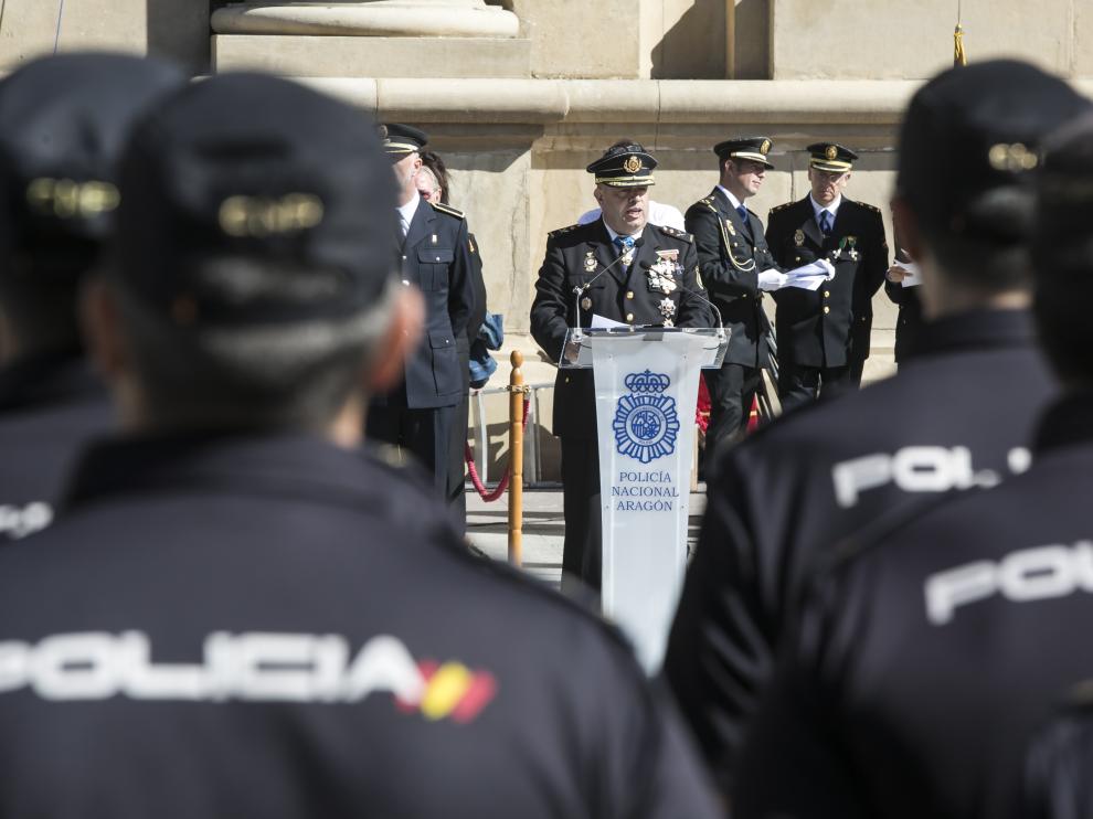 Algunos miembros de la Policía Nacional durante el acto institucional el pasado octubre en la plaza del Pilar.