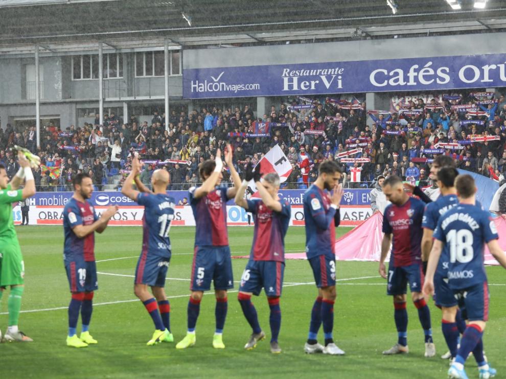 Ambiente festivo en El Alcoraz en el partido entre la SD Huesca y el Real Zaragoza.