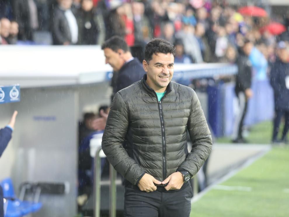 Ambiente festivo en El Alcoraz en el partido entre la SD Huesca y el Real Zaragoza.
