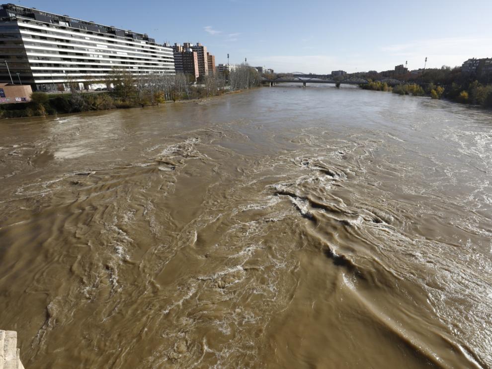 A 1.133 metros cúbicos por segundo bajaba el Ebro al mediodía de este lunes por Zaragoza. Se trata de una avenida ordinaria. Los bomberos han restringido los accesos a los caminos de la ribera, que han quedado totalmente inundados.