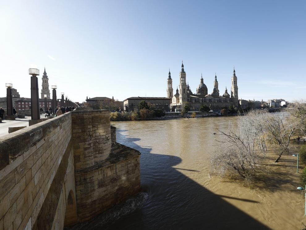 A 1.133 metros cúbicos por segundo bajaba el Ebro al mediodía de este lunes por Zaragoza. Se trata de una avenida ordinaria. Los bomberos han restringido los accesos a los caminos de la ribera, que han quedado totalmente inundados.