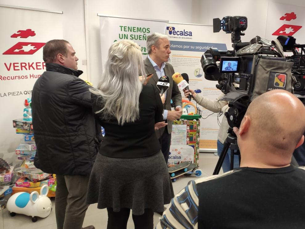 El alcalde de Zaragoza ha participado este lunes en la iniciativa solidaria de las empresas Verker, Afiris y Tecalsa de recogida de juguetes para la Asociación de Padres y Madres de Sordociegos de Aragón.
