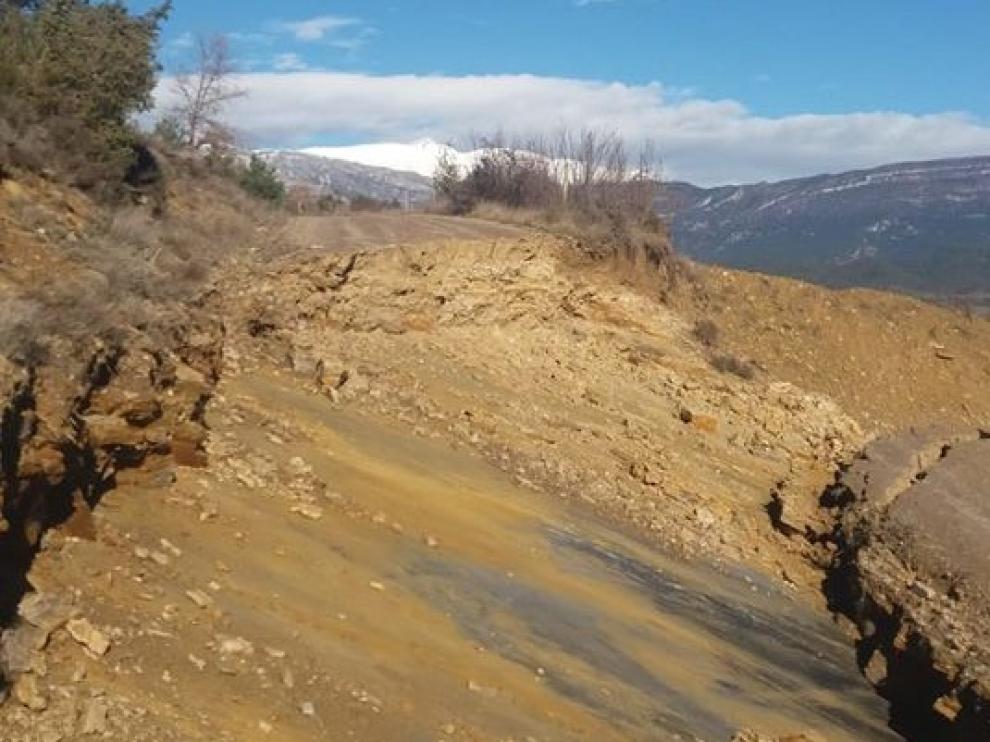En imagen, el tramo hundido de la pista forestal que da acceso a Muro de Roda.