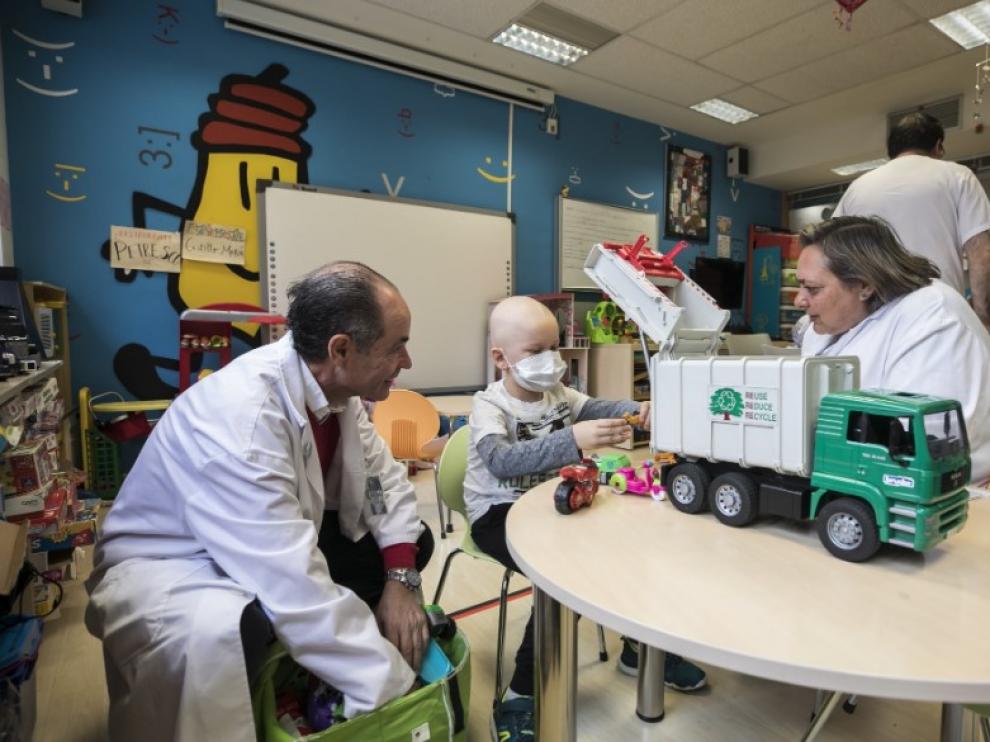 Un niño abre sus regalos en una de las aulas hospitalarias del Miguel Servet.