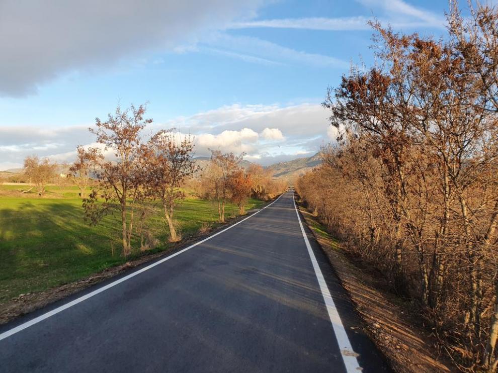 La mejora del firme de la carretera Huesca-Apiés ha sido una de las actuaciones principales.