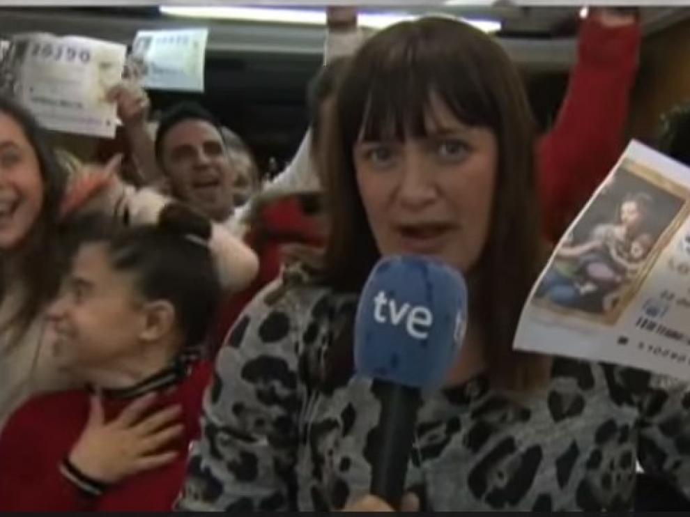 La reportera Natalia Escudero durante la conexión desde San Vicente del Raspeig celebrando el Gordo.