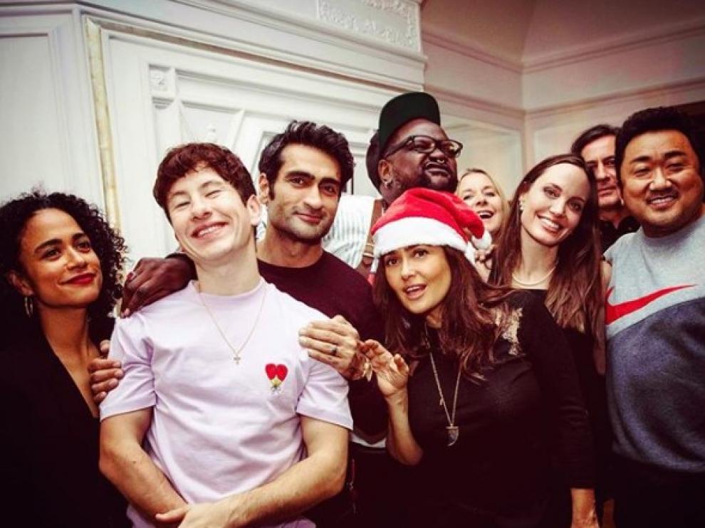 La Salma Hayek actriz con un gorro de San Nicolás acompañada de Angelina Jolie, Barry Keoghan, Kumail Nanjiani, Lauren Ridloff, Brian Tyree Henry y Don Lee, miembros del elenco.