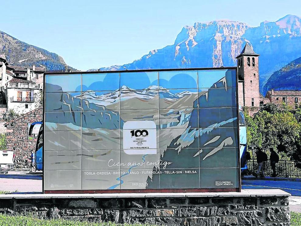 Uno de los murales colocados en las entradas al Parque de Ordesa con motivo de su centenario.