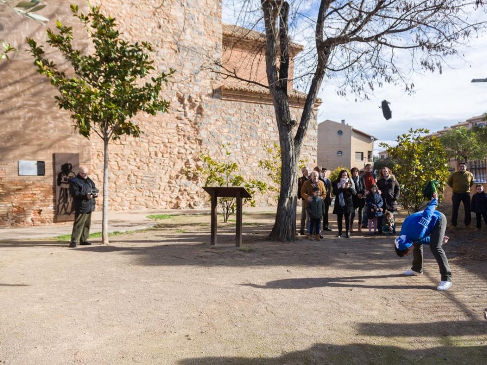Se celebra la segunda competición mundial de la singular modalidad del lanzamiento de albarca: los participantes deben arrojar este calzado por detrás de las piernas y pasando sobre su espalda y cabeza