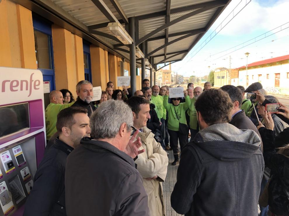 Un grupo de vecinos con camisetas verdes alusivas a la reivindicación ferroviaria han acudido a escuchar las explicaciones del director general de Transportes de la DGA y del alcalde de Monzón.