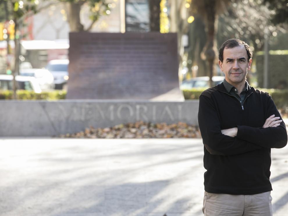 Camilo Villarino (Zaragoza, 1964), ayer en el monumento de las víctimas del Yak en el paseo de la Constitución.