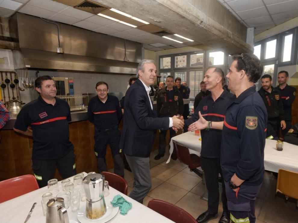 Jorge Azcón, durante su visita al Parque de Bomberos 1 de Zaragoza.