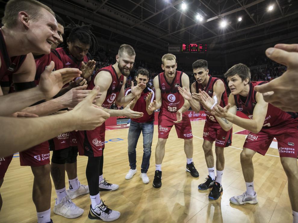 Los jugadores del Casademont Zaragoza celebran el triunfo ante el Barcelona, en la sexta jornada.