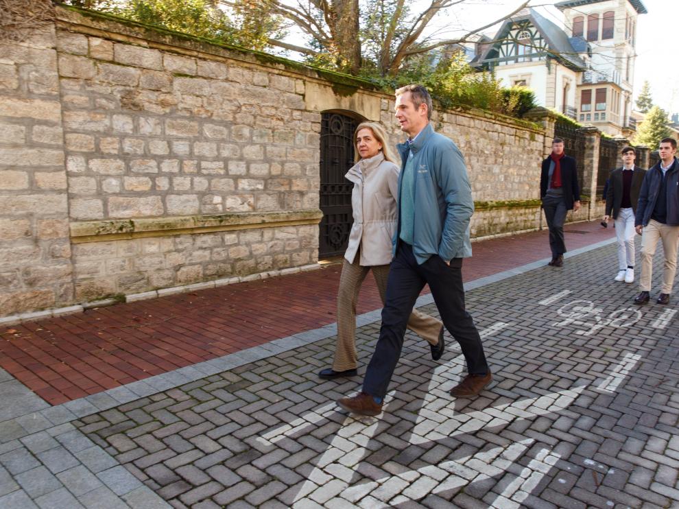 Iñaki Urdangarin y la infanta Cristina, por las calles de Vitoria el día de Navidad.