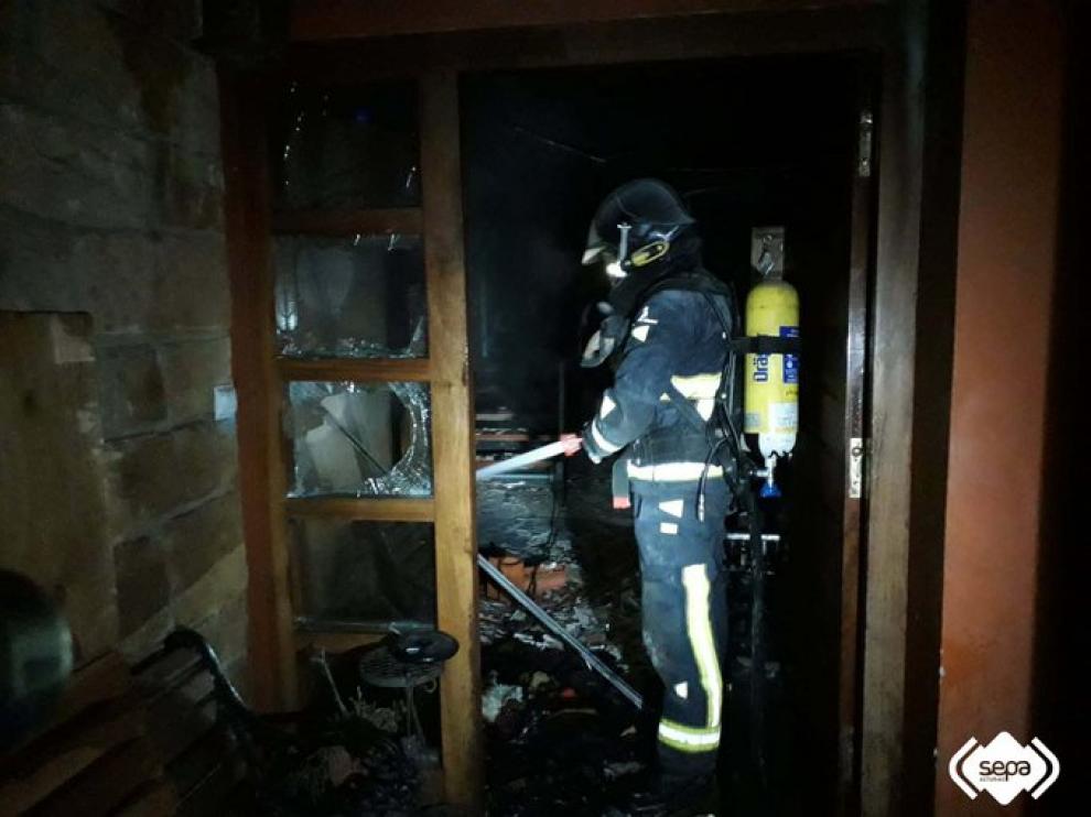 Muere una nonagenaria en el incendio de una vivienda en Villaviciosa.