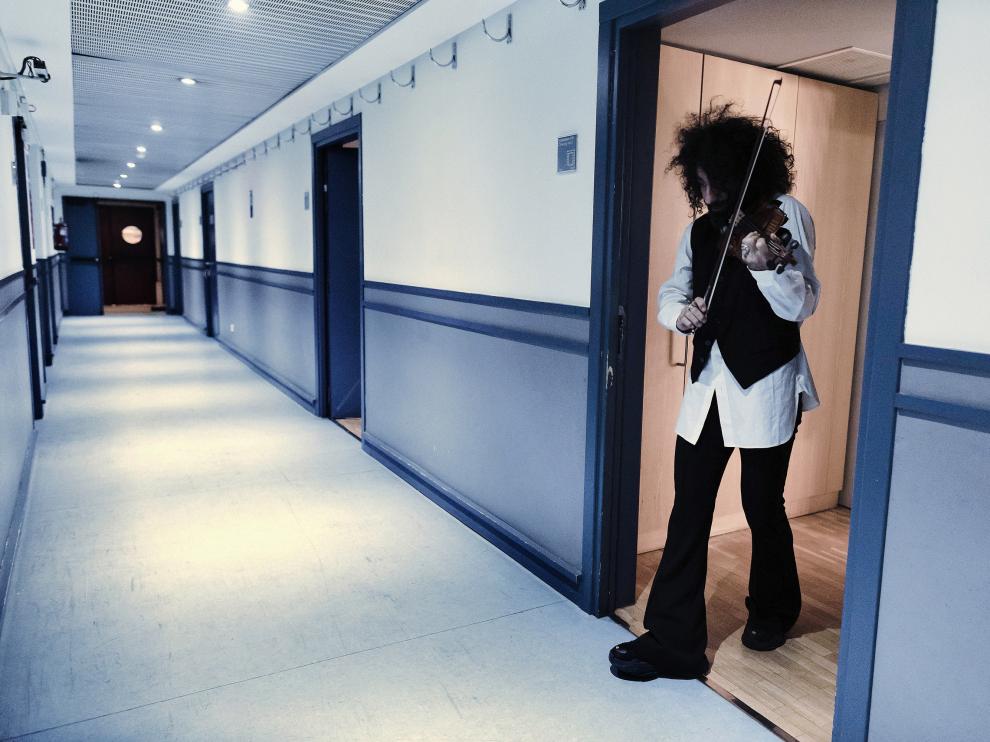 Ara Malikian, camino del escenario en el Teatro Real de Madrid el pasado lunes.