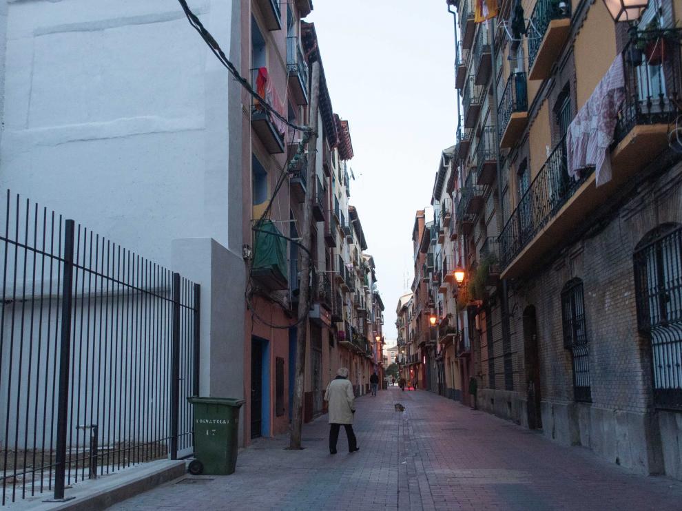 Los hechos se produjeron en el número 76 de la calle de Pignatelli, primer edificio a la izquierda.