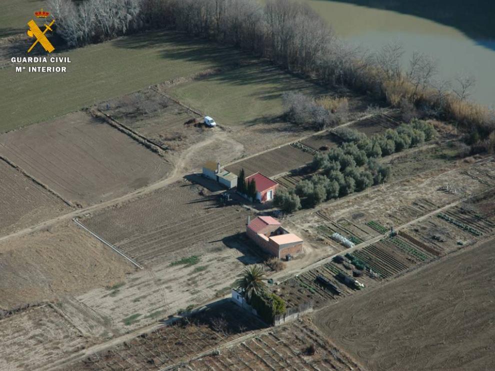 Edificaciones dentro de la zona de policía del río Ebro, en la localidad de Sástago.
