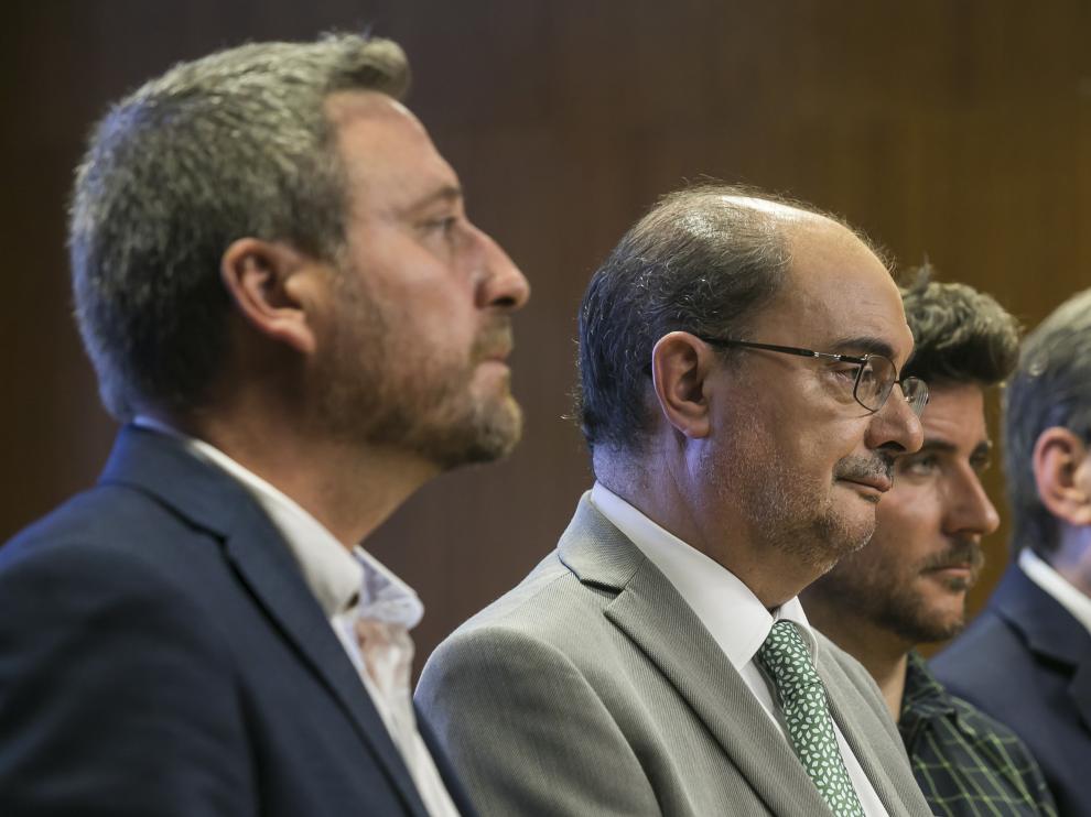 Firma pacto de gobierno en las Cortes de Aragón. Javier Lambán PSOE, Arturo Aliaga PAR, José Luis Soro CHA, Nacho Escartín, Podemos
