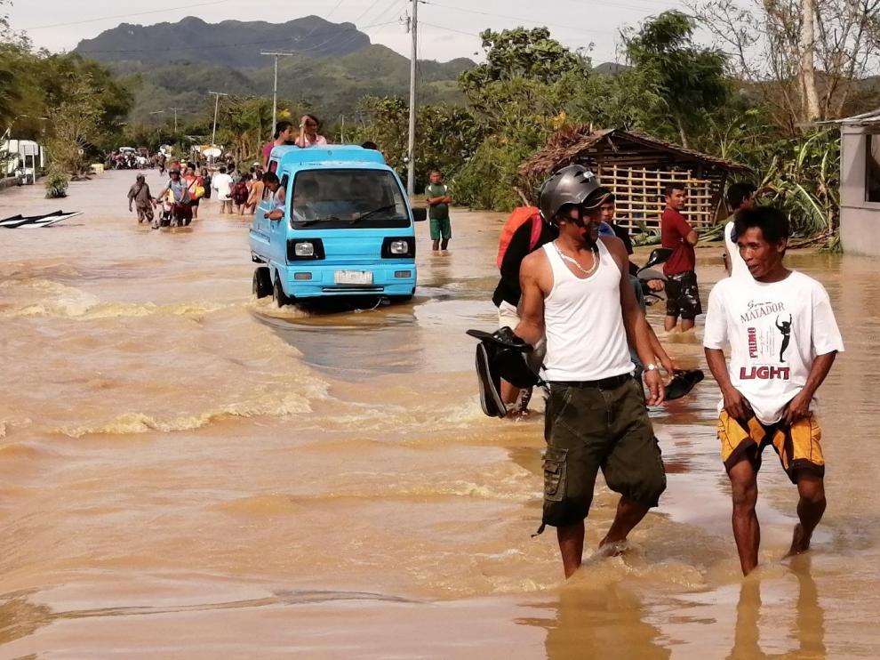 Estragos del tifón en una carretera del país