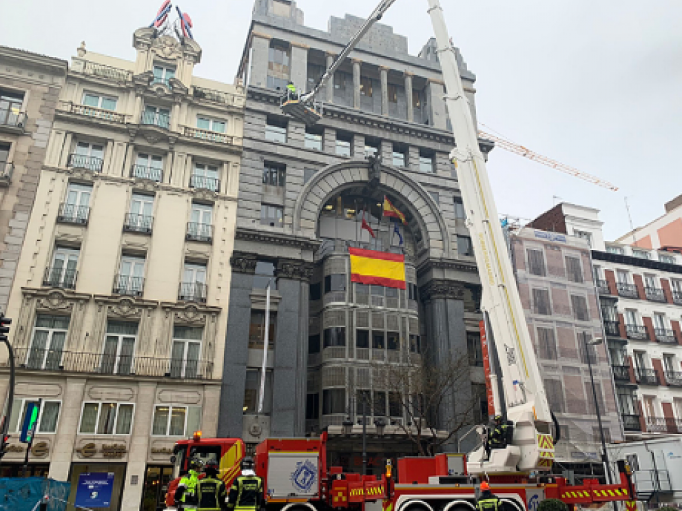 Los Bomberos en el edificio donde se produjo el accidente.