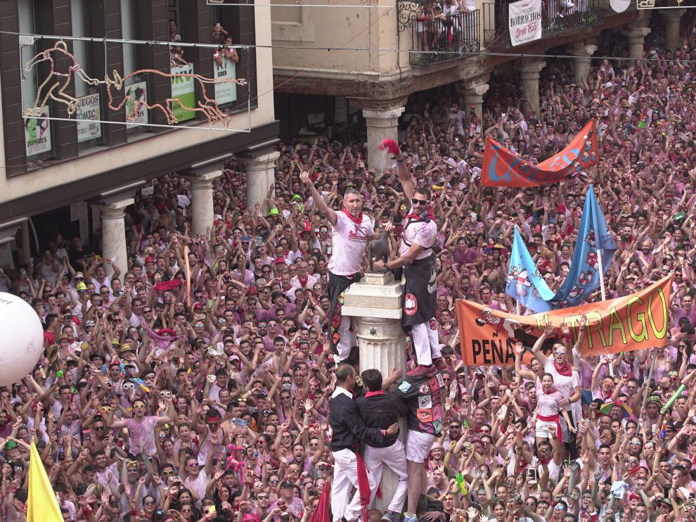 Puesta del pañuelico al torico de Teruel que da inicioa las fiestas de la vaquilla