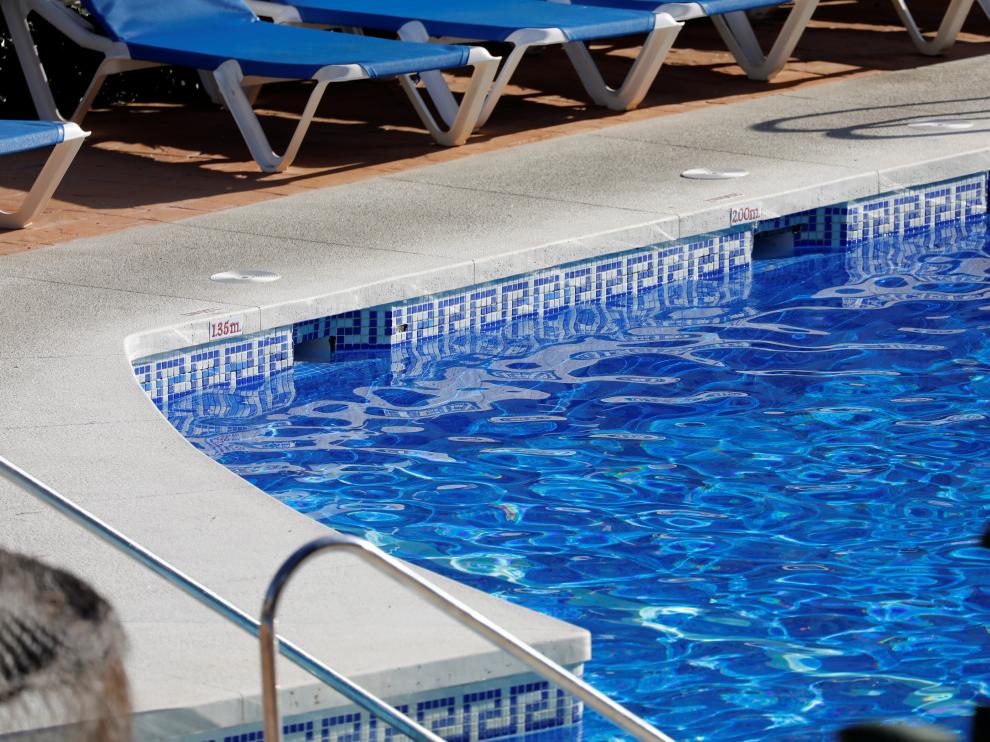 Una vista de la piscina donde fallecieron este martes tres miembros de una familia británica en Mijas.