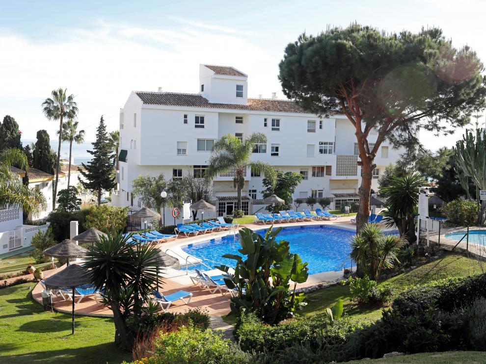 Vista general de la piscina donde murieron este martes tres miembros de una familia británica alojada en una urbanización de Mijas.