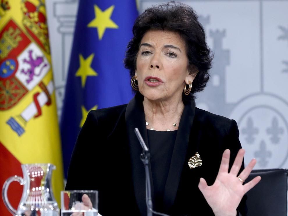 La portavoz del Gobierno, Isabel Celaá, durante la rueda de prensa en la que anunció la congelación de las pensiones.