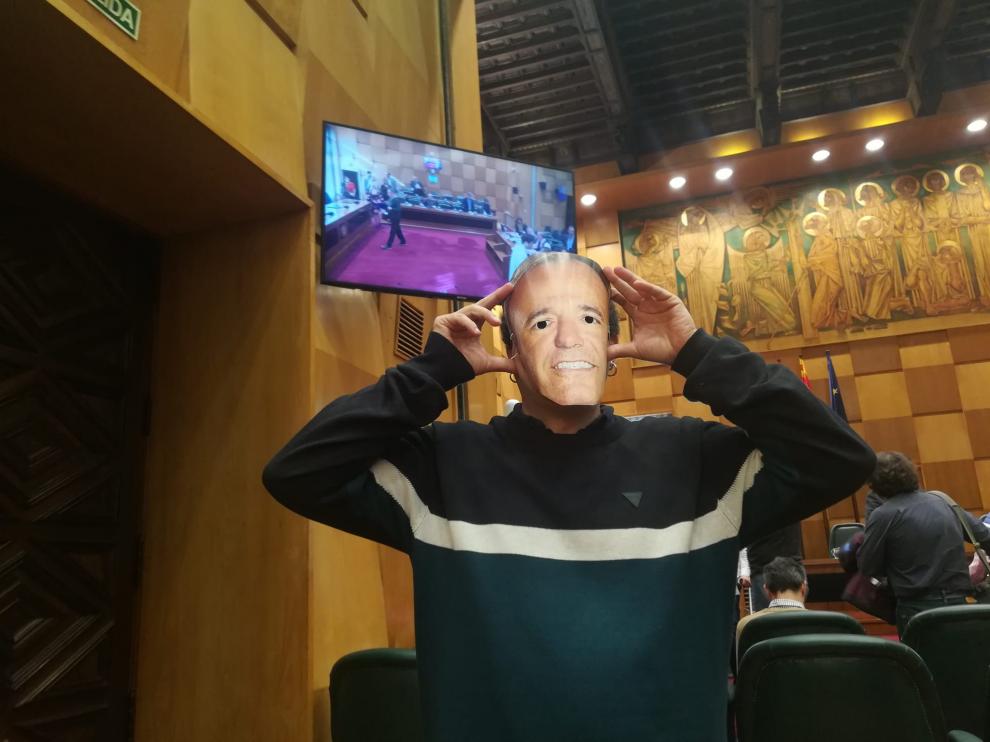 Alberto Cubero, con una careta de Azcón en el salón de plenos del Ayuntamiento.