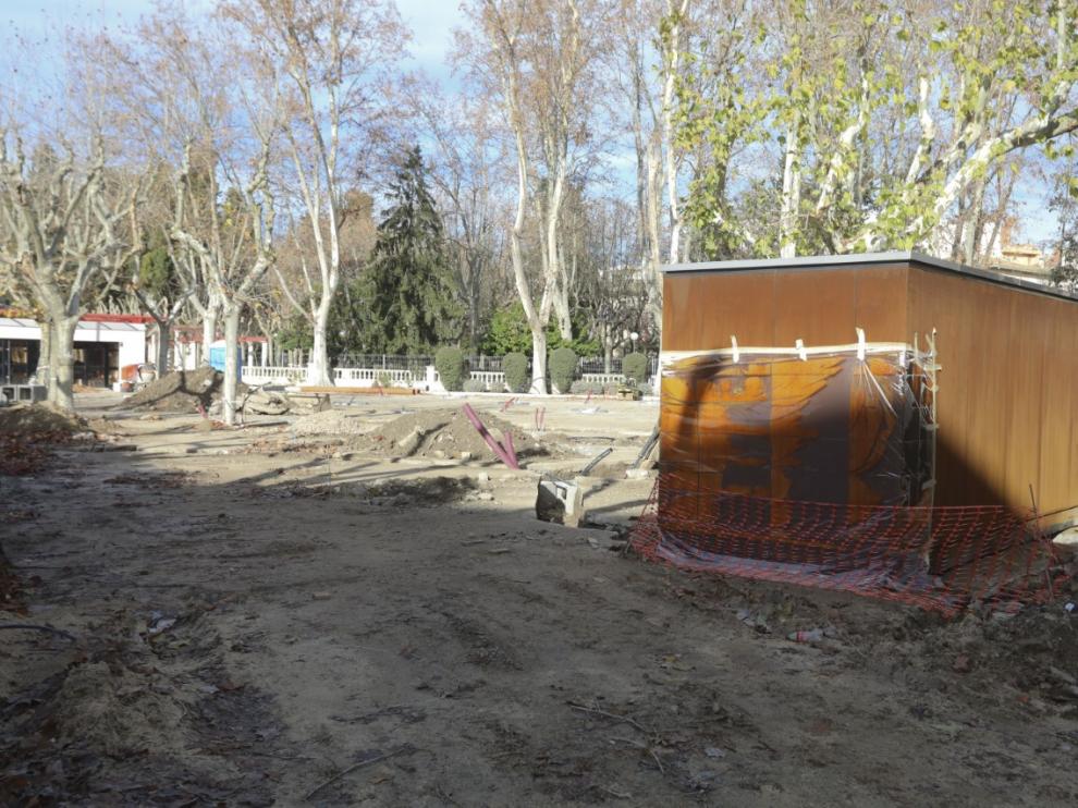 En la terraza del Parque Bar se están haciendo obras de reurbanización y se han colocado unos nuevos aseos autolimpiables.