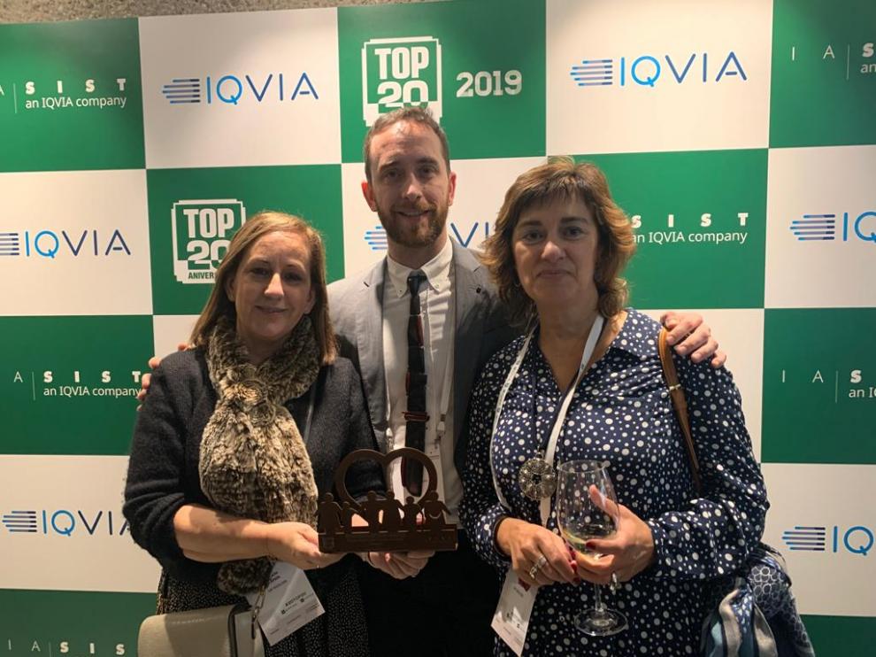 Equipo del Centro de Salud Rebolería de Zaragoza recogiendo el premio.