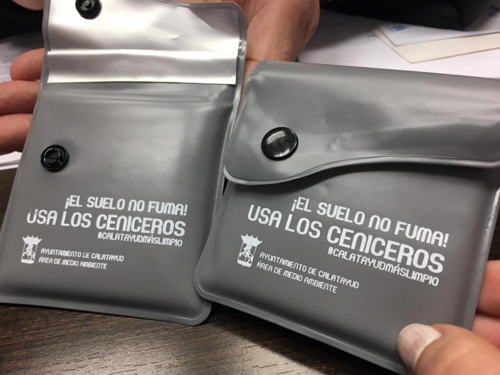 Los ceniceros son plegables y caben en el bolsillo.