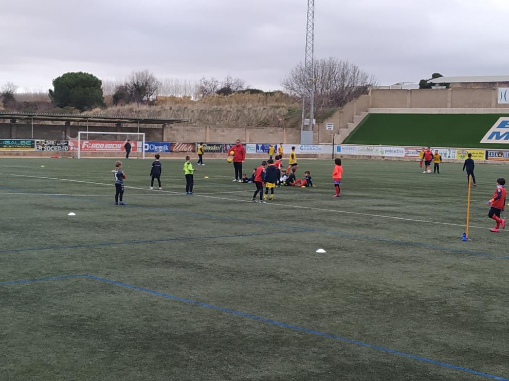Medio centenar de niños disfrutan del fútbol con el campus navideño de la SD Tarazona.