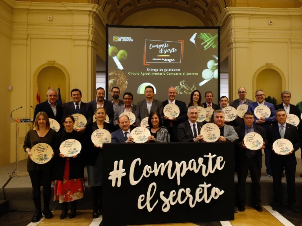 Foto de familia de los miembros del círculo con sus acreditaciones.