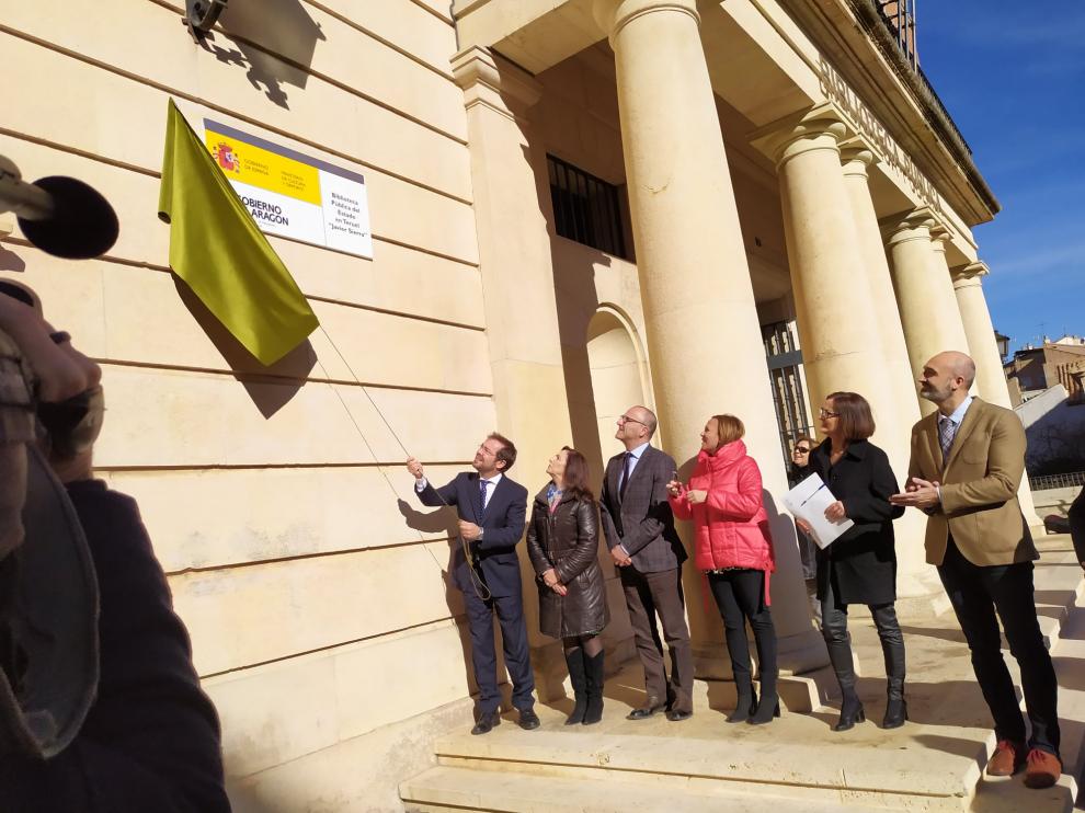 Javier Sierra descubre la placa con su nombre en la biblioteca pública de Teruel.
