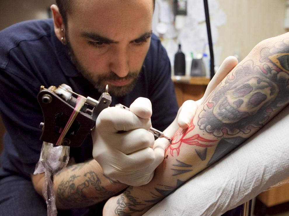 Un punzón manejable es la clave de la máquina con la que se realizan los tatuajes.
