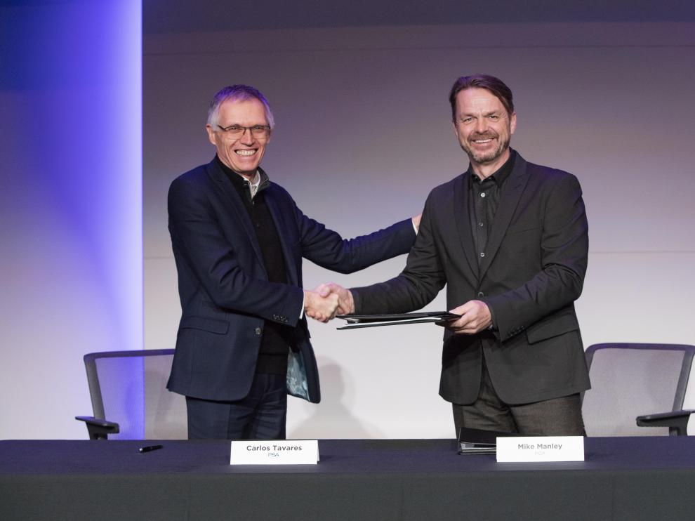 -- (--), 18/12/2019.- A handout photo made available by FCA and PSA car makers on 18 December 2019, showing French carmaker PSA Chairman and CEO Carlos Tavares (L) and FCA CEO Mike Manley (R) shaking hands after the signing of a merger deal at a undisclosed location, 18 December 2019. The two companies said in a statement that the combined company will be the 4th largest global automobile manufacturer by volume and 3rd largest by revenue with annual sales of 8.7 million units and combined revenues of nearly 170 billion euro. (Francia, Italia) EFE/EPA/FCA / PSA HANDOUT HANDOUT EDITORIAL USE ONLY/NO SALES FCA and PSA car makers merge