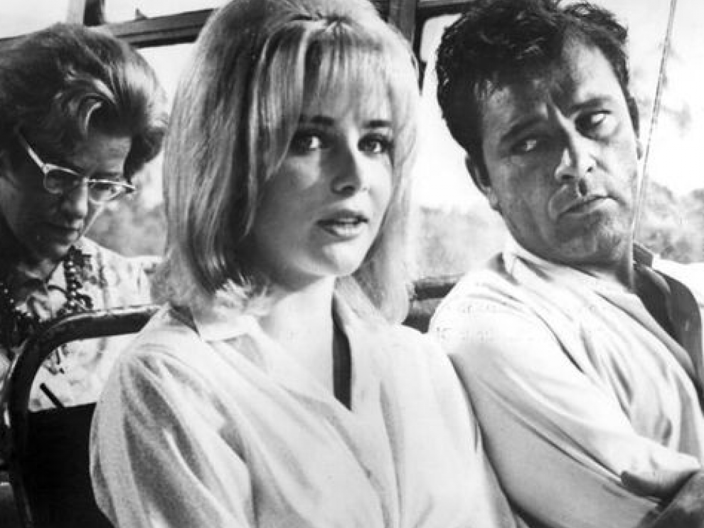 La actriz Sue Lyon y el actor Richard Burton en una escena de la película "La noche de la iguana".