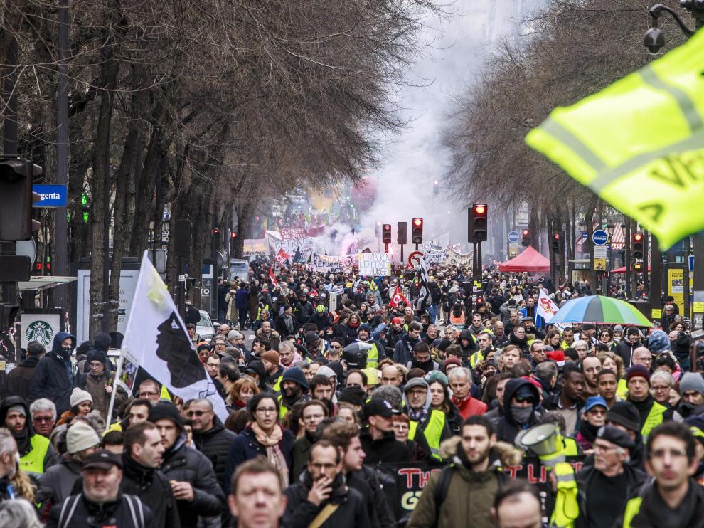 Paris (France), 28/12/2019.- Protesters and 'Gilets Jaunes' (Yellow Vests) lead by French Unions participate in a demonstration against pension reforms in Paris, France, 28 December 2019. Unions representing railway and transport workers and many others in the public sector have called for a 24th days consecutive general strike and demonstration to protest against French government's reform of the pension system. (Protestas, Francia) EFE/EPA/CHRISTOPHE PETIT TESSON National strike in France
