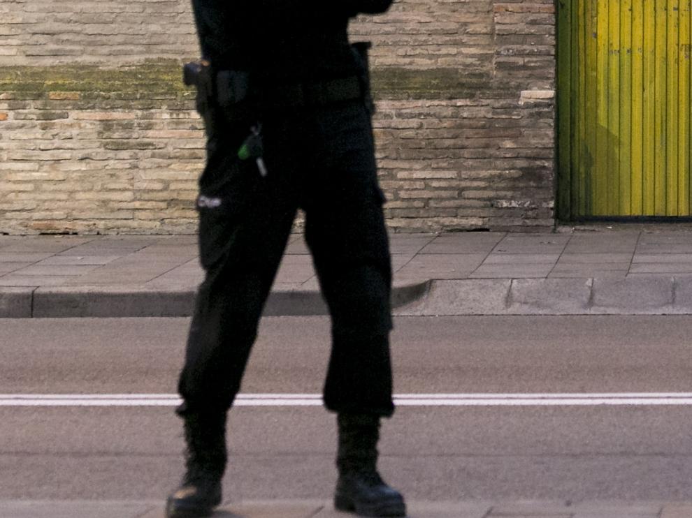 El denunciante asegura que estaba de espaldas cuando fue asaltado por la mujer.